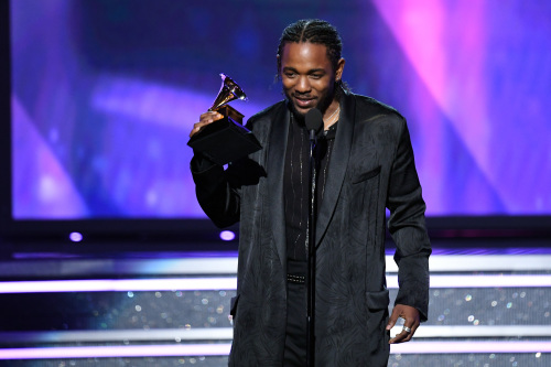 新一辈的饶舌歌肯卓克拉玛则抱回5奖，几乎都是饶舌类奖项。