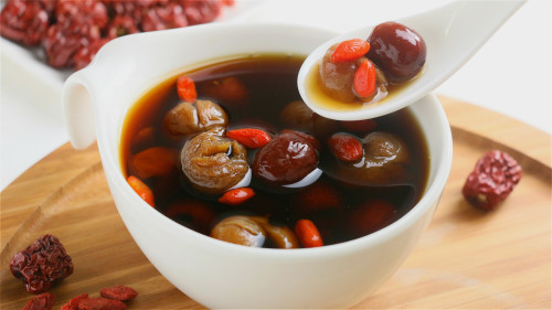 桂圆熬制的汤养血益脾、宁心安神，非常滋补，图为桂圆红枣枸杞汤。