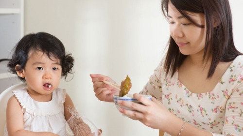 中国父母捧着碗一遍又一遍地督促孩子多吃点。