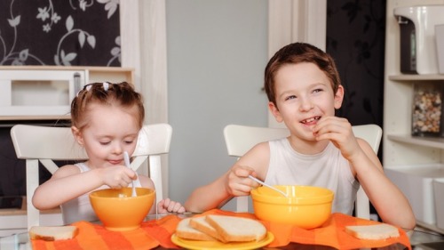 美国孩子从会拿杓子起就开始自己吃饭。