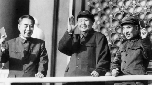 毛泽东与林彪、周恩来的合影照。（图片来源：Getty Images）