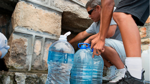 南非乾旱情況持續加重，為了節約用水，開普敦民眾排隊在出水口接水存儲。(16:9) 