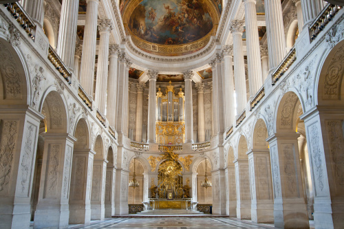 大廳的牆壁和柱子多用大理石砌成，天花板用金漆彩繪著天國世界的神聖壯麗。