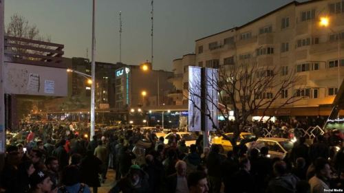社交媒体出现的有关德黑兰民众抗议的照片。