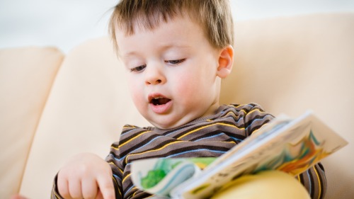 孩子大声朗读，可以增进脑呼吸，开发右脑，培养形象思维能力。