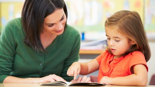 家长要经常陪伴孩子朗读，培养孩子阅读的习惯和能力。