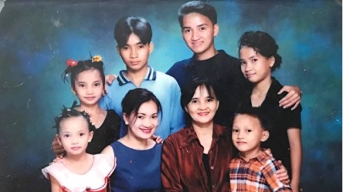 菲律宾母亲20年前与7个子女的合影。