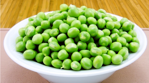 豌豆通体都是绿色的，常常能为餐盘增添不一样的颜色。