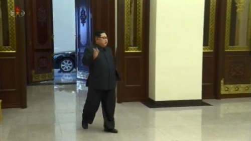 朝鮮最高領導人金正恩手叼菸參加軍需工業大會。