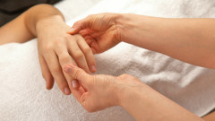 每天花費5～10分鐘按摩這個小拇指，可治療多種疾病。