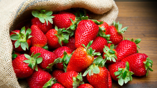 草莓中富含胡蘿蔔素與維生素A，可緩解夜盲症。