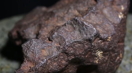 用來擋門的石頭被發現竟是珍貴的隕石