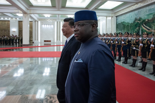 2018年8月30日，习近平和塞拉利昂总统朱利叶斯·马达·比奥