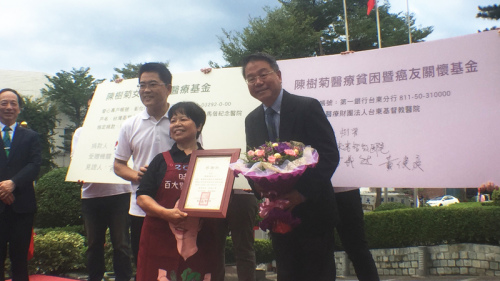 爱心菜贩陈树菊（右2）捐出了两张目前价值新台币1,600万元的保单