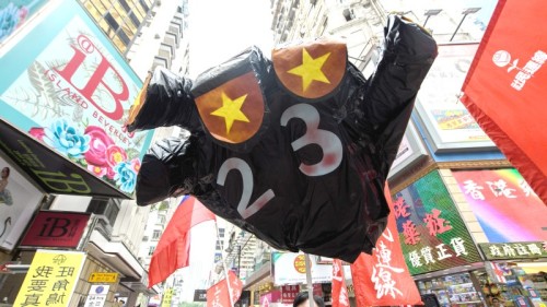 香港十一遊行中，象徵中共干預黑手的道具
