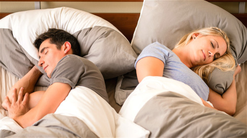 采用不同的睡姿，对身体健康有不同的利与弊。