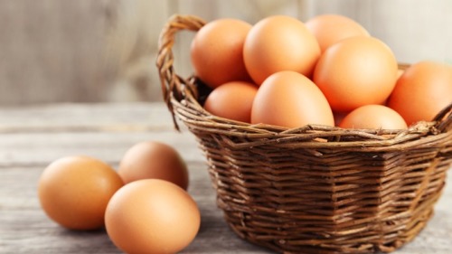 雖然雞蛋營養豐富，但它們在生吃或未煮熟時也可能成為食物中毒的來源。