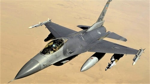 美媒报导，台湾向美国提出的66架F-16战斗机的军购案，有望在8月有所进展，将较日前传出的坦克军售案更具代表意义！图为F-16。