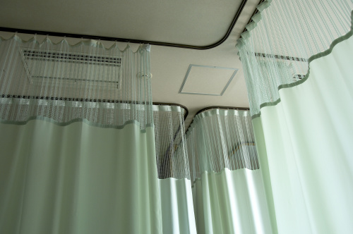 医院的窗帘常被触及，但不常被替换。
