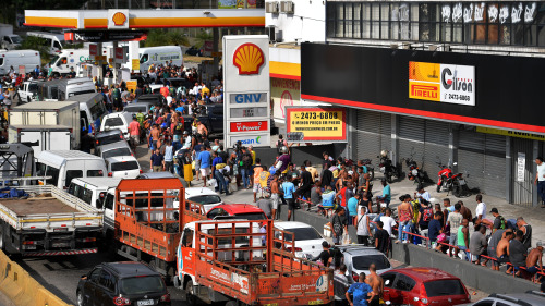 巴西卡车司机大罢工造成全国的供应链系统瘫痪。图为一家加油站前等待加油的长长的排队大军