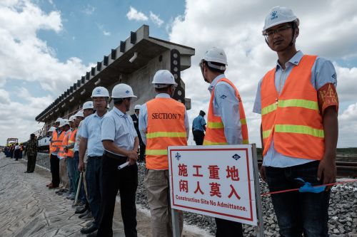 2018年6月23日，中国工人站在肯尼亚内罗毕标准轨道铁路的施工现场。