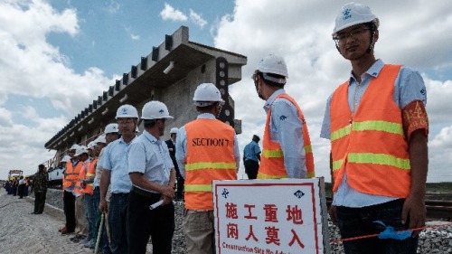 2018年6月23日，中國工人站在肯亞奈洛比標準軌道鐵路的施工現場