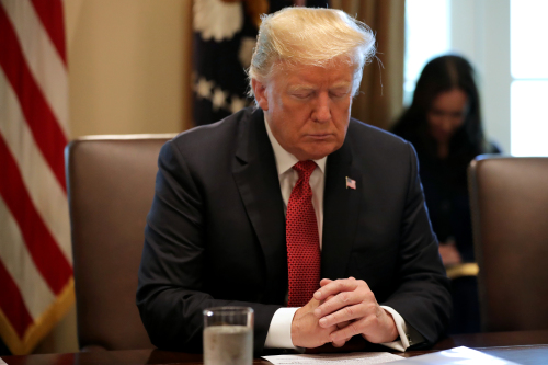 2018年10月17日，美國總統川普在開白宮內閣會議前閉目祈禱。