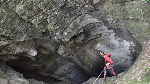 时隔50余年后，桂林洞穴探险队员深入天坑，拍摄到触目惊心的森森白骨。