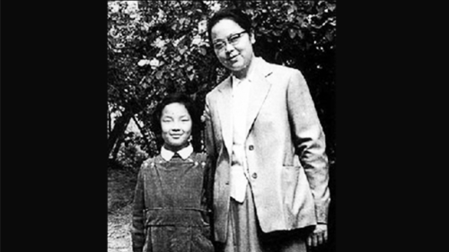毛泽东秘书李锐之女李南央8岁时与母亲合影，李南央回忆在河南“信阳事件”发生的那块土地上，管治者们的奢华生活。