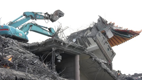 彰化“五星共产庙”拆除最后一道墙的倒塌瞬间。