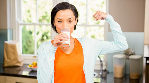 喝牛奶可以补充钙的不足，预防骨质疏松症。