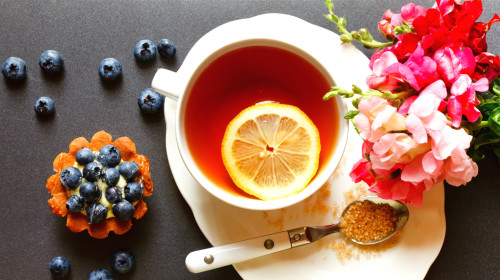 浓茶对肠胃的刺激性很强，饮用后可引起失眠、头痛等不适，甚至产生呕吐感。