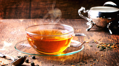 饮用过烫的茶可能烫伤口腔和食道黏膜，久之诱发口腔癌、食道癌。