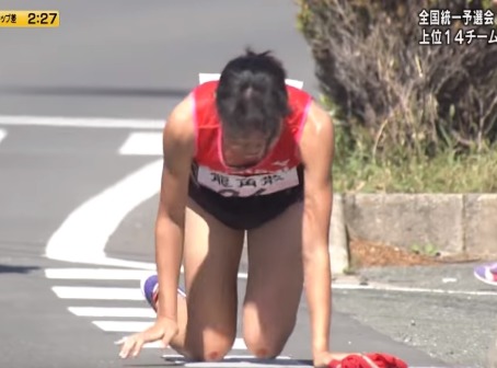 日少女跑接力突骨折 跪地爬完比賽惹熱議