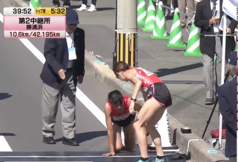 日少女跑接力突骨折 跪地爬完比賽惹熱議