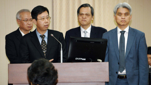 法务部调查局长吕文忠（前左）22日在立法院表示，大陆介入选举情形，从开始进行选举以来，目前情资搜集累计有33件。