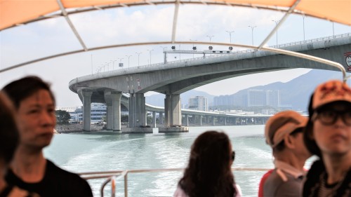 香港市民在船上望向港珠澳大桥