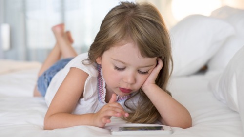 孩子玩手机，只顾自己舒适，却影响身体发育。