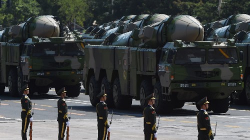 中共軍工企業涉泄密案極為敏感。圖為2015年9月3日，攜帶DF-21D導彈的軍用車輛於在北京閱兵式上展出。