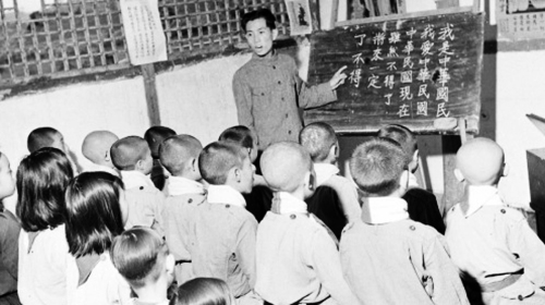 抗战期间，重庆的学生们在上课。