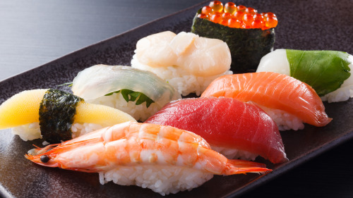 在日本，若不加说明的话“寿司”一词多是指握寿司。
