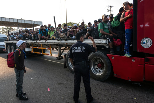 2018年10月26日，出于安全原因，一名墨西哥联邦警察要求前往美国的洪都拉斯移民下车。