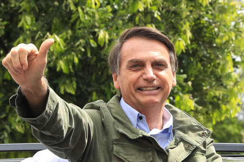 2018年10月28日，巴西總統大選期間，博爾索納羅投票後向民眾招手。