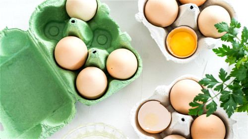 常吃鸡蛋能帮助改善发质，使头发更健康润泽。