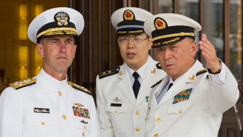 2016年7月18日，美國海軍作戰部長海軍上將理查森（John Richardson）（左）訪問北京，右為時任中國海軍司令吳勝利上將