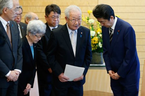 2018年3月30日，安倍在東京官邸與被綁架者家族成員見面。