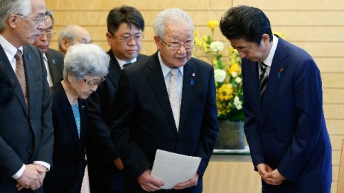 2018年3月30日，安倍在东京官邸与被朝鮮绑架者家族成员见面