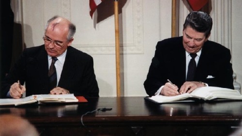 1987年，美国总统里根和前苏共总书记戈尔巴乔夫在白宫签署《中程导弹条约》