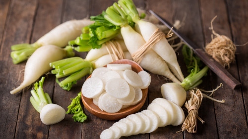 中医理论认为白萝卜凉性，入肺胃经。