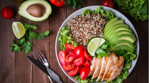 饮食中若没有足够的蛋白质，您的身体可能会进入饥荒模式并关闭头发生长。